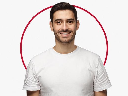 Šťastný usmievajúci sa muž v bielom tričku po liečbe mykózy slabín prípravkom Canespor krém